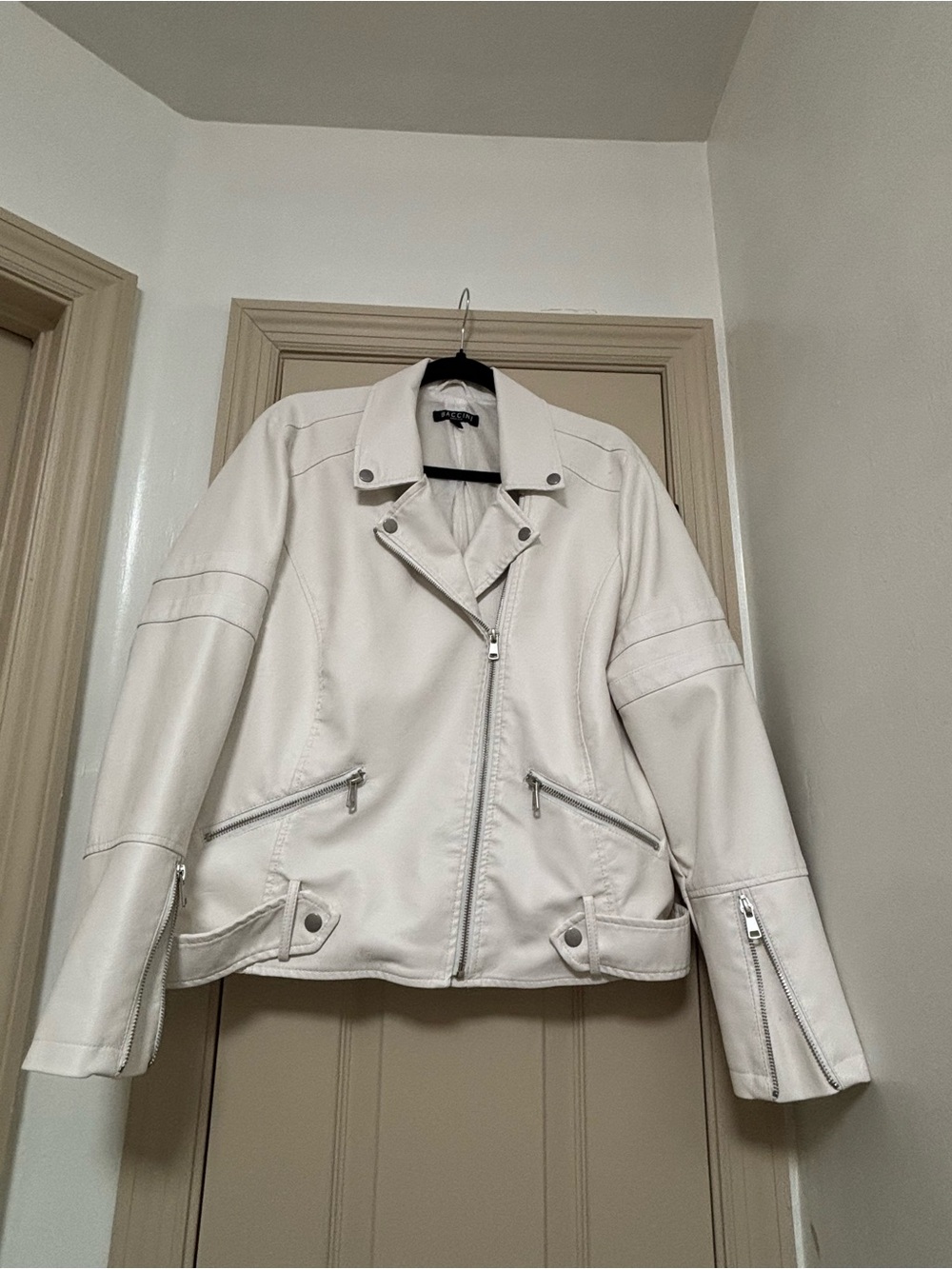 Women’s Baccini white faux leather motto jacket size extra large